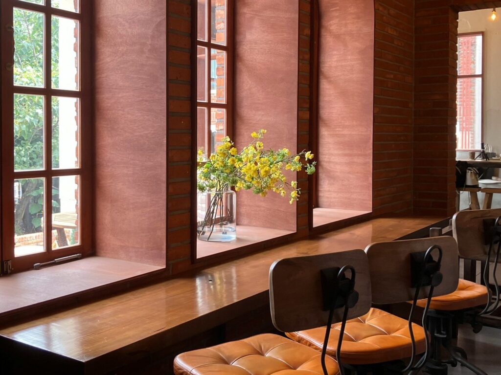 a row of chairs sitting in front of a window